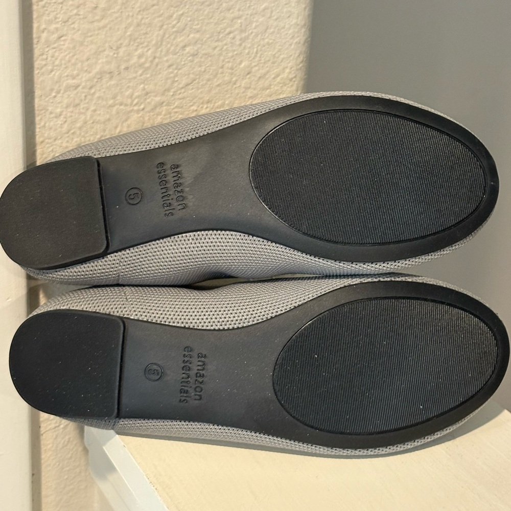 Amazon Essentials Women's Belice Ballet Flat - Gray Microfiber Size 5 (Tried On) - Picture 9 of 11